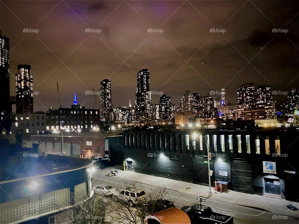 Almost all of „Long Island City“ can be seen from here on top of the „Pulaski Bridge“ in the pedestrian lane overlooking the „East River“ at „Newtown Creek“. 2023. Hypnotic Productions