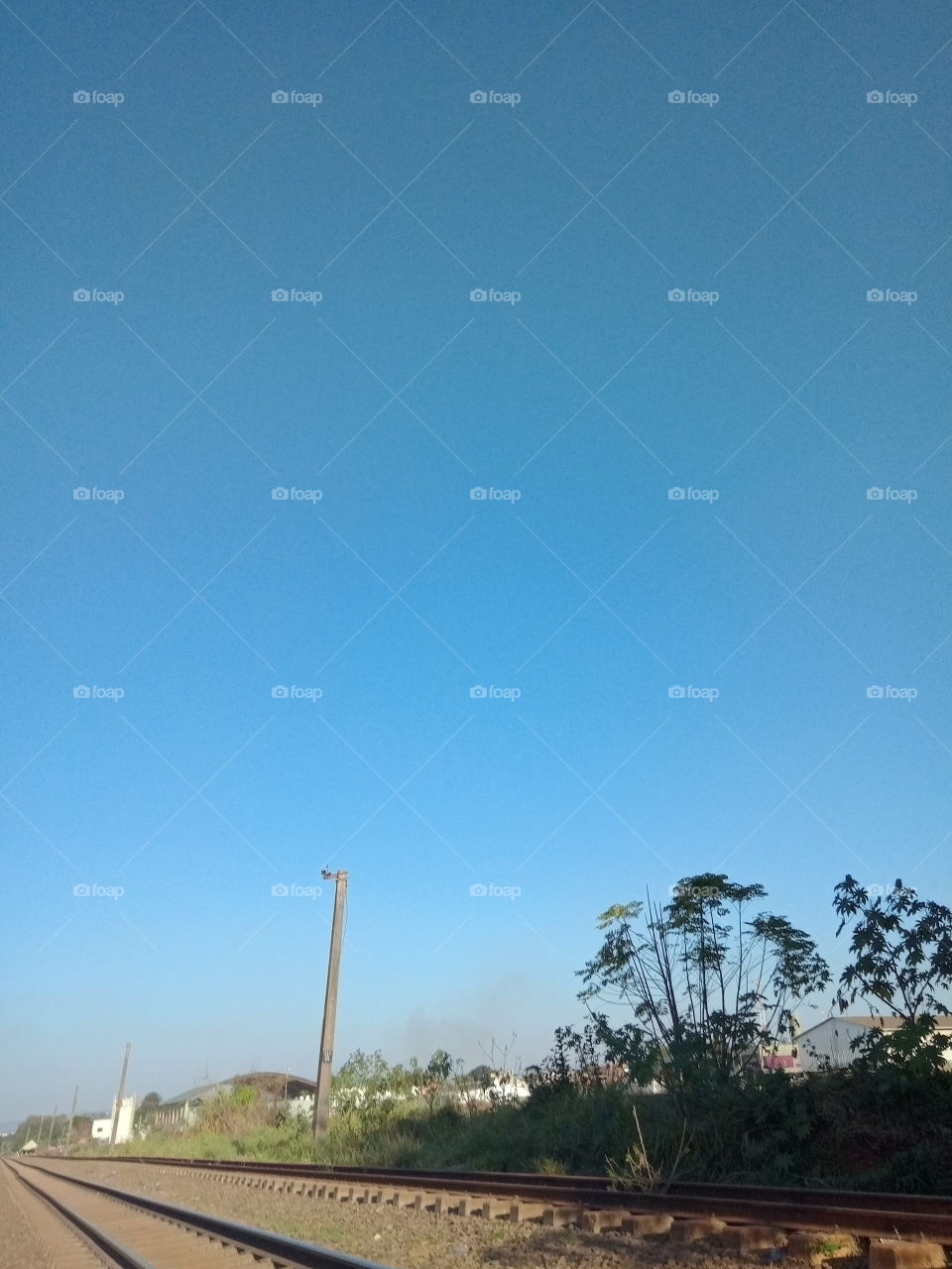 Poste ao lado dos trilhos!