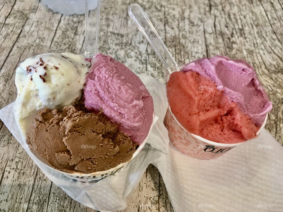 🇺🇸 A delicious ice cream to enjoy on Sunday.  And here, a typical Brazilian flavor: Jabuticaba! / 🇧🇷 Um delicioso sorvete para curtir o domingo. E aqui, um sabor tipicamente brasileiro: Jabuticaba!