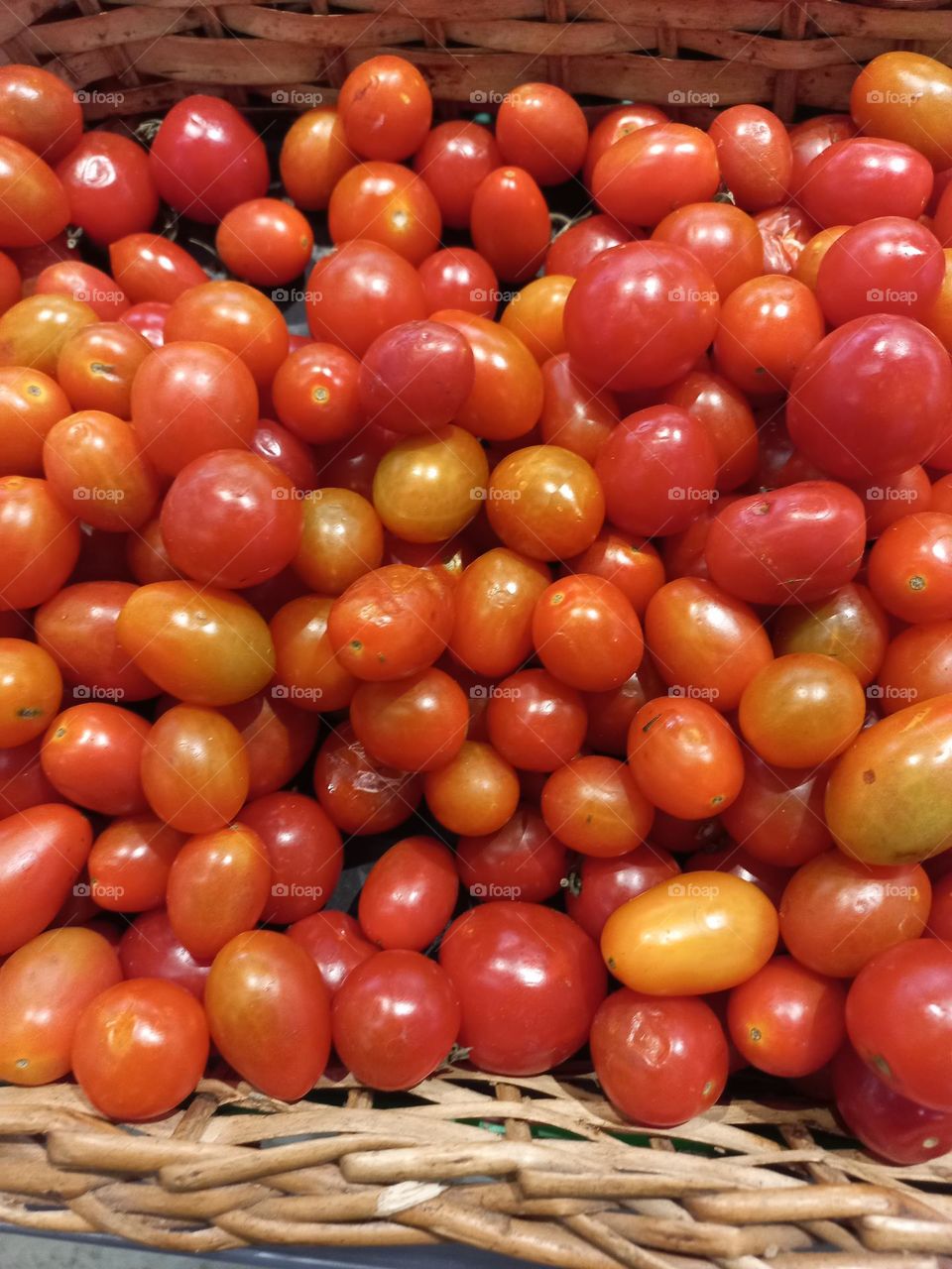 Tomates- cereja. É uma espécie de tomate cujo tamanho é menor e, seu sabor é um pouco mais doce, do que o tomate comum. É usado em saladas, enfeites de pratos ou mesmo ao natural