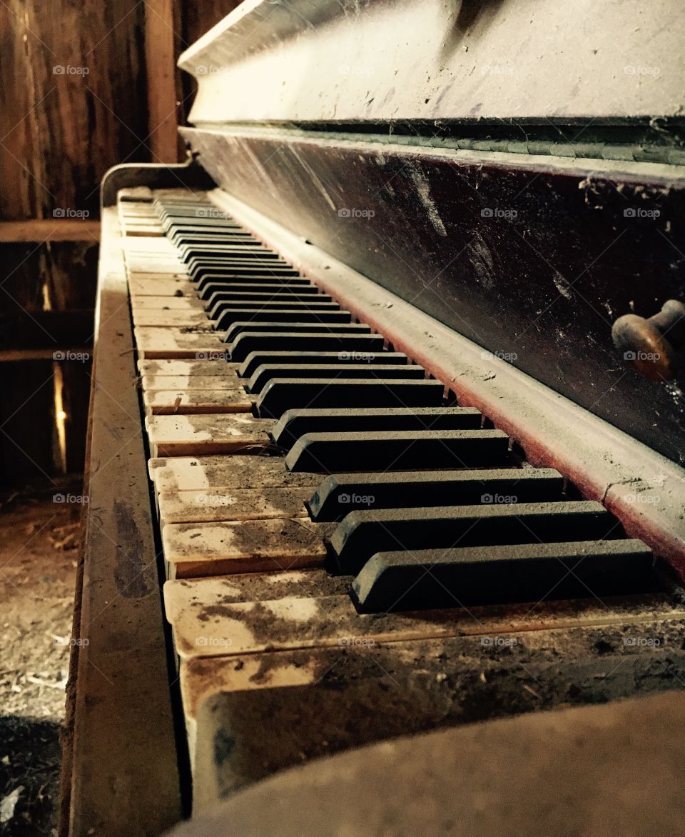 Piano in barn. 
