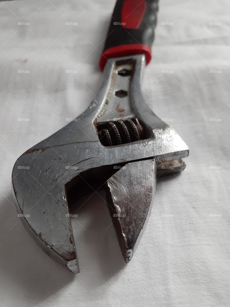 Metal wrench for repairing equipment