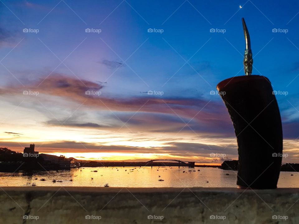 O Famoso tereré ao pôr do sol com a pontinha da lua nascendo,  registro do porto geral de Corumbá MS