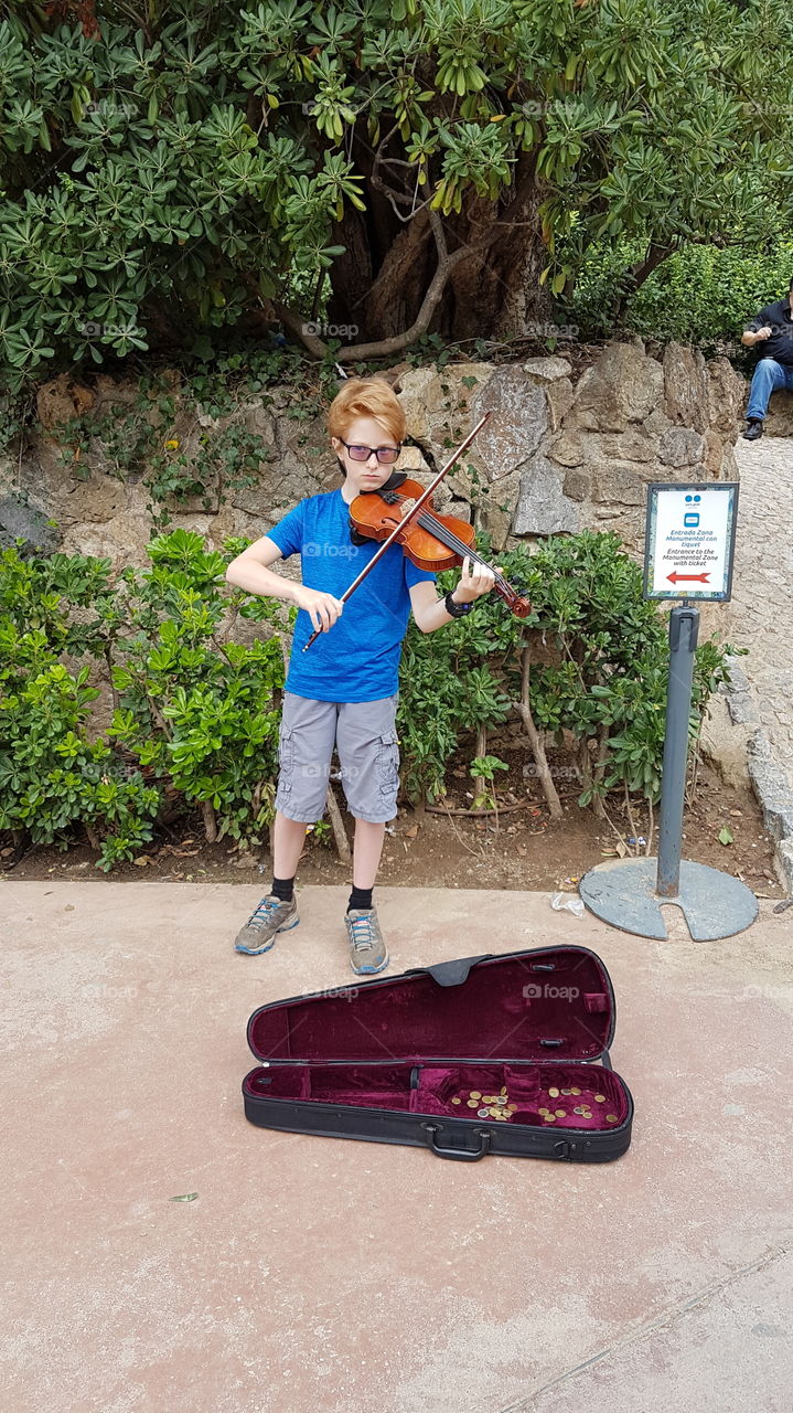 child violinist