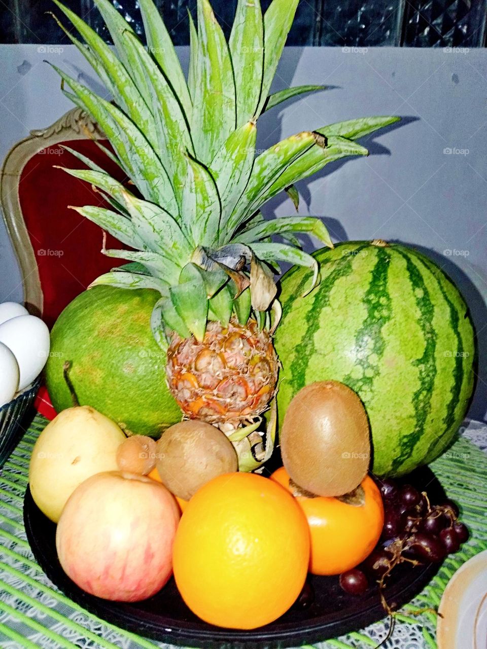 Healthy New Year's celebration with twelve fruits.