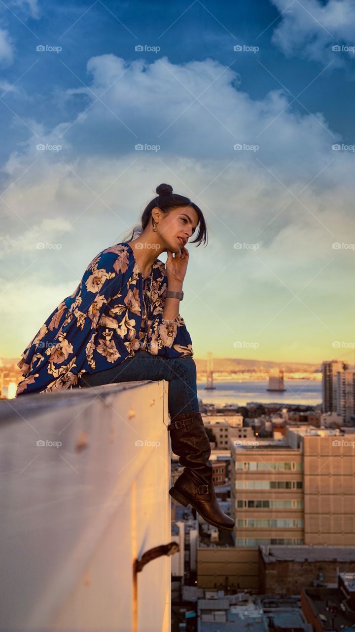 A beautiful climb with the beautiful @heathermoni and fam, Just in time to see the beautiful sunset, over the beautiful Bay, in the beautiful city we call San Francisco... a beautiful Golden Hour indeed.
Explore
Hora 
Dorada
More