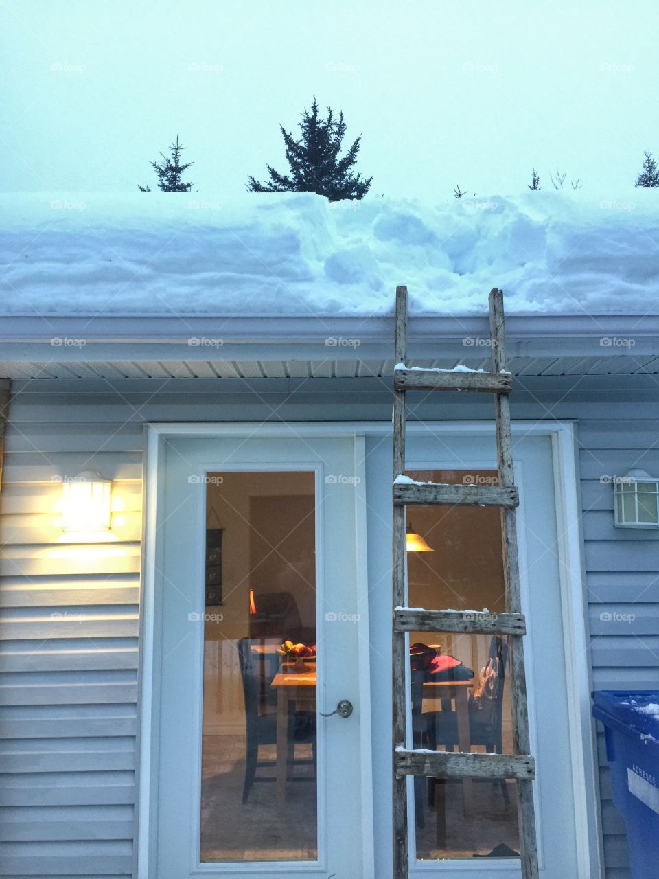 Cleaning the top of the house 