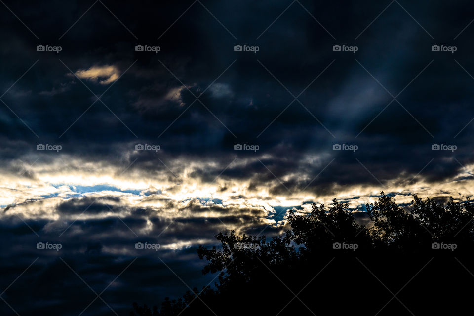 Raios de sol atravessando nuvens