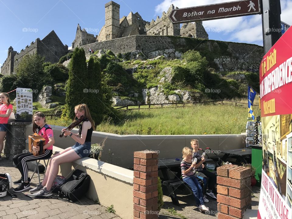 Eating ice cream with live music in Rock of Cashel, Ireland 
