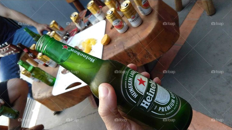 Garrafas, long necks. Cerveja Heineken, confraternização, amigos. Churrasco.