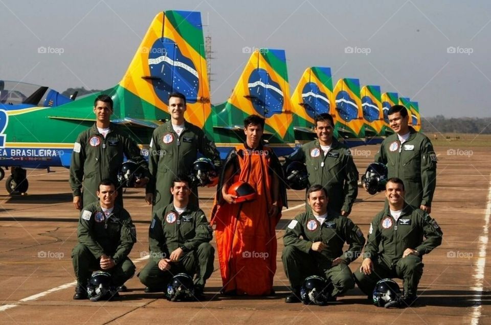 Preparação para Demonstração da Esquadrilha da Fumaça e paraquedista. Força Aérea Brasileira. (Parachutist, Brazilian Air Force, Smoke Squadron)