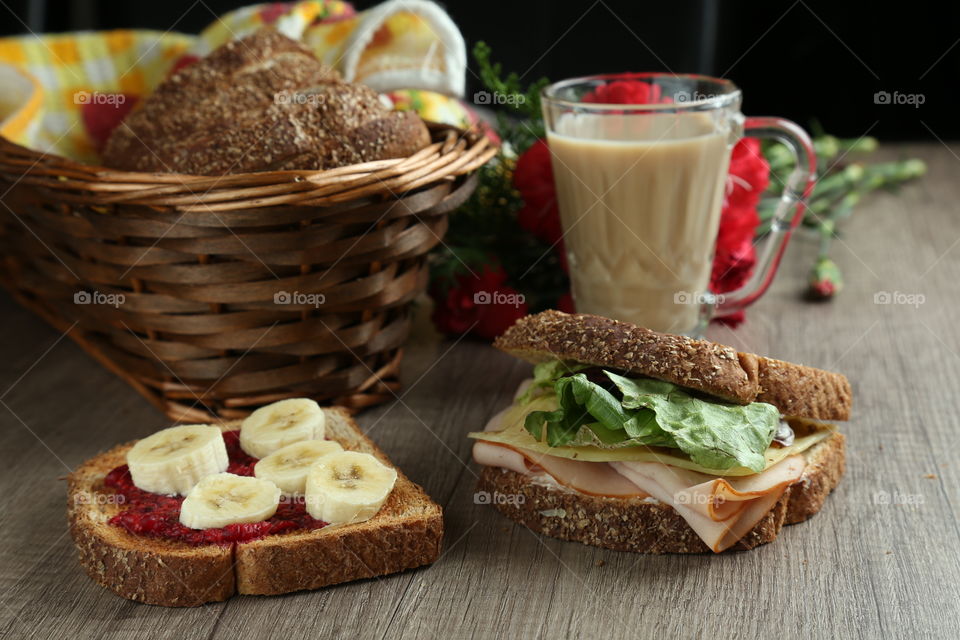 tapa bread with banana and ham sandwich with bread slices in a basket