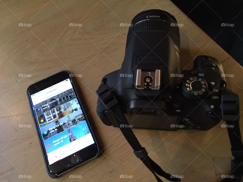 Reflex and smartphone on the table diring my travel at Paris 