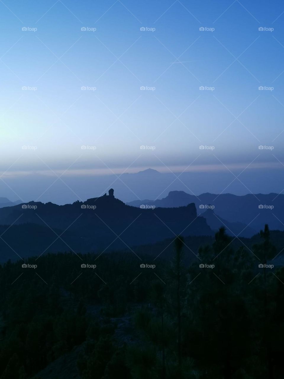 Roque nublo gran canaria atardecer anocheciendo y en frente Tenerife que bonito poder disfrutar de estas vistas