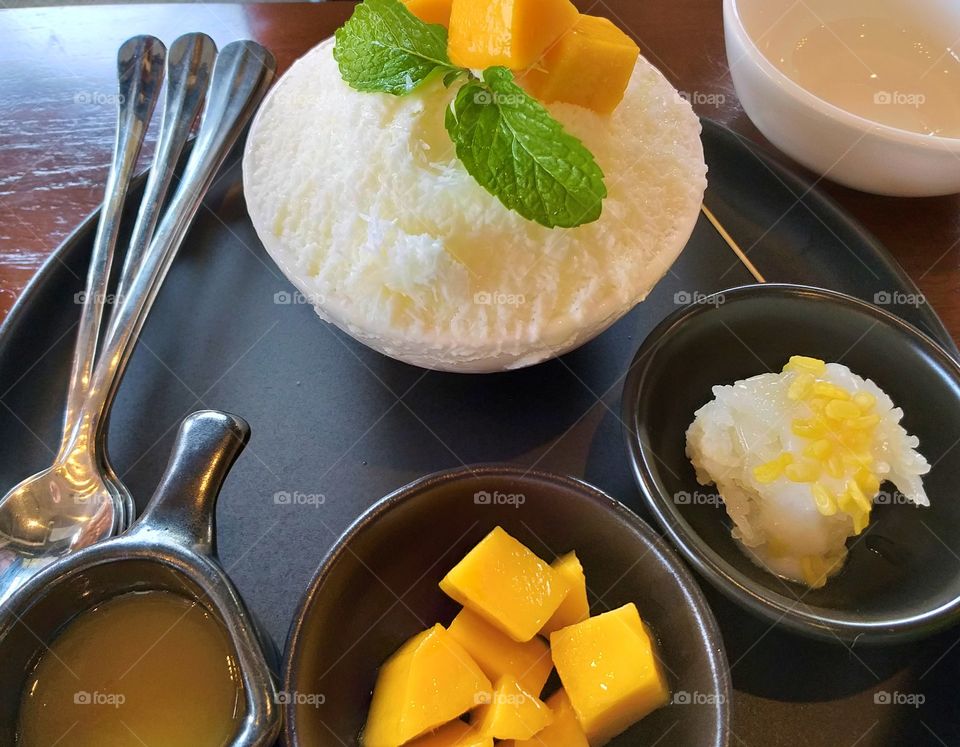 binsu. mango with sticky rice.