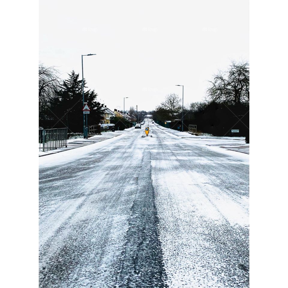 ๐ง๐ต๐ฒ๐ฟ๐ฒ'๐ ๐ท๐๐๐ ๐๐ผ๐บ๐ฒ๐๐ต๐ถ๐ป๐ด ๐ฏ๐ฒ๐ฎ๐๐๐ถ๐ณ๐๐น ๐ฎ๐ฏ๐ผ๐๐ ๐๐ฎ๐น๐ธ๐ถ๐ป๐ด ๐ผ๐ป ๐๐ป๐ผ๐ ๐๐ต๐ฎ๐ ๐ป๐ผ๐ฏ๐ผ๐ฑ๐ ๐ฒ๐น๐๐ฒ ๐ต๐ฎ๐ ๐๐ฎ๐น๐ธ๐ฒ๐ฑ ๐ผ๐ป.