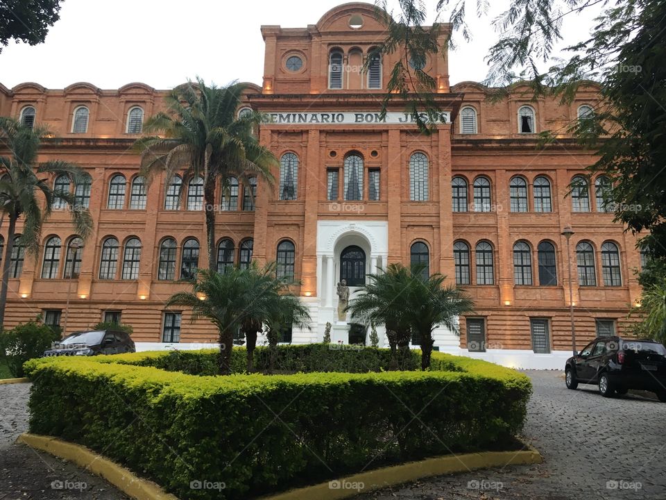 Vista diurna do Hotel - Pousada Bom Jesus (Aparecida). Aqui foi um seminário e se hospedou em 2013 o Papa Francisco, em visita ao Brasil. Lugar maravilhoso!