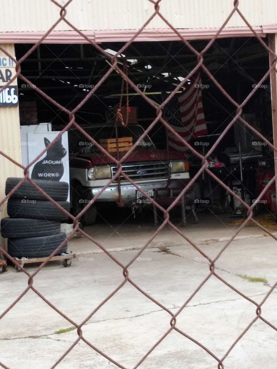 An outside shot of the the inside of an auto shop👨🏿‍🔧🧰🚙.