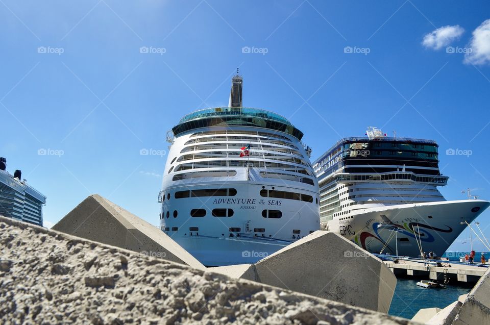Cruise ship 