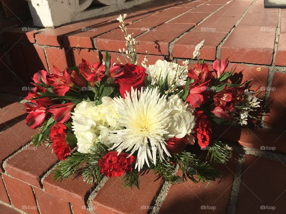 Christmas centerpiece, red roses, white spider moms, Ginastera, Christmas balls, red bows