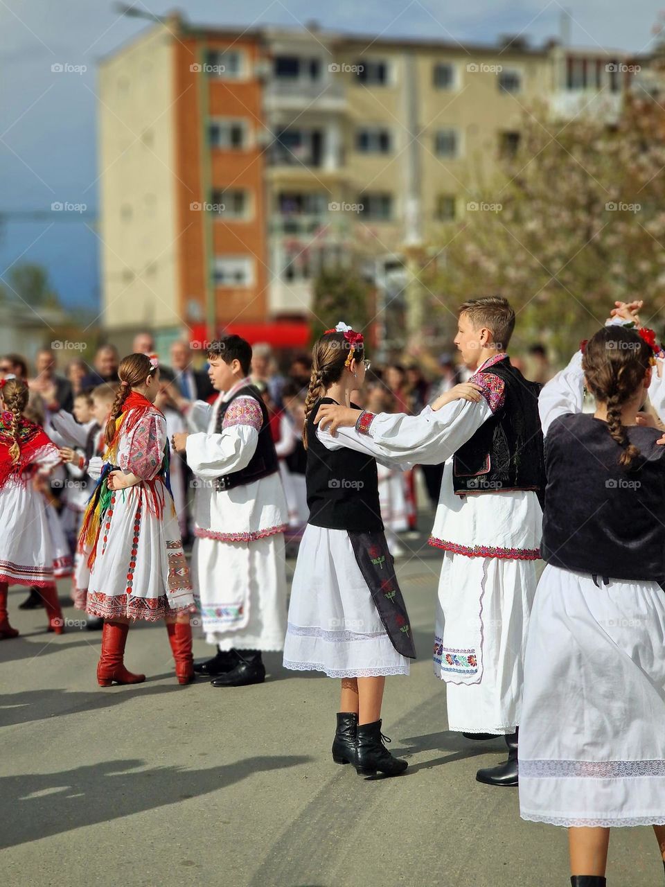 children dancing in traditional Romanian costumes