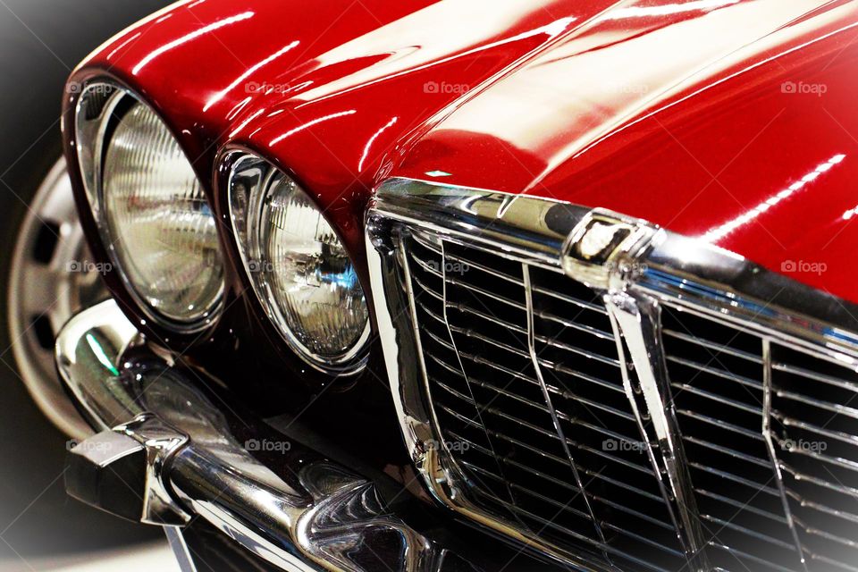 Motorhaube eines Oldtimers in rot