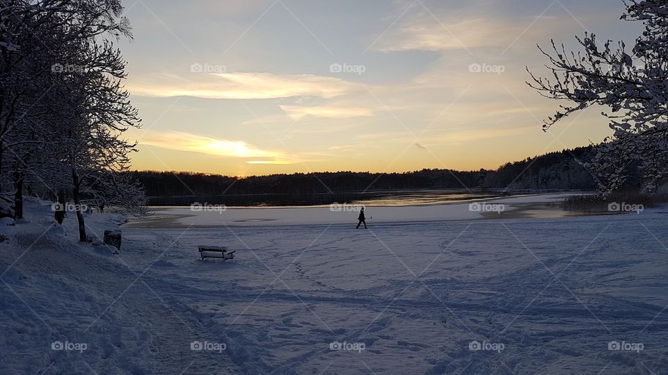 Snowy winter, sunset by the lake - vinter snö solnedgång vid sjö 