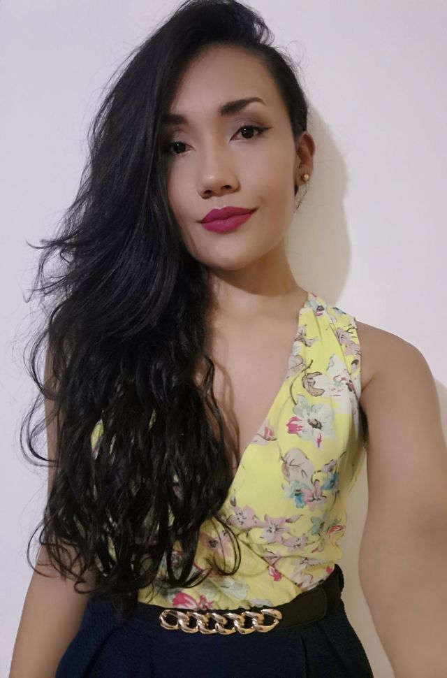 A Latin woman in a yellow Dress - Selfie