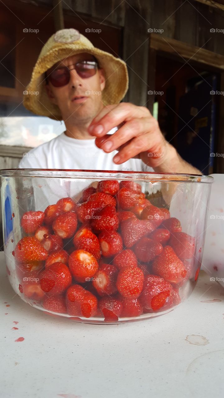 Topping strawberries