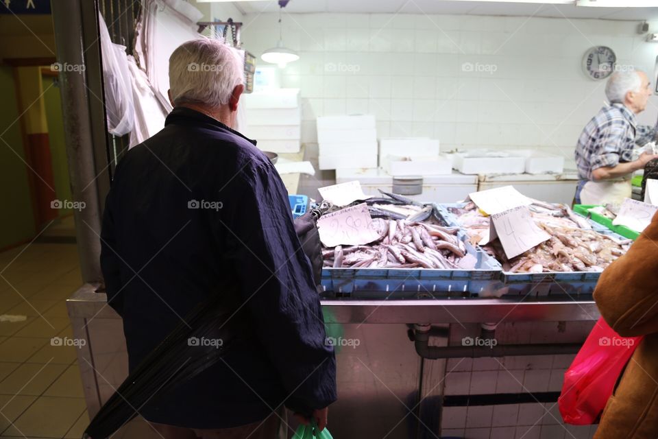 Man buying food at the food market 