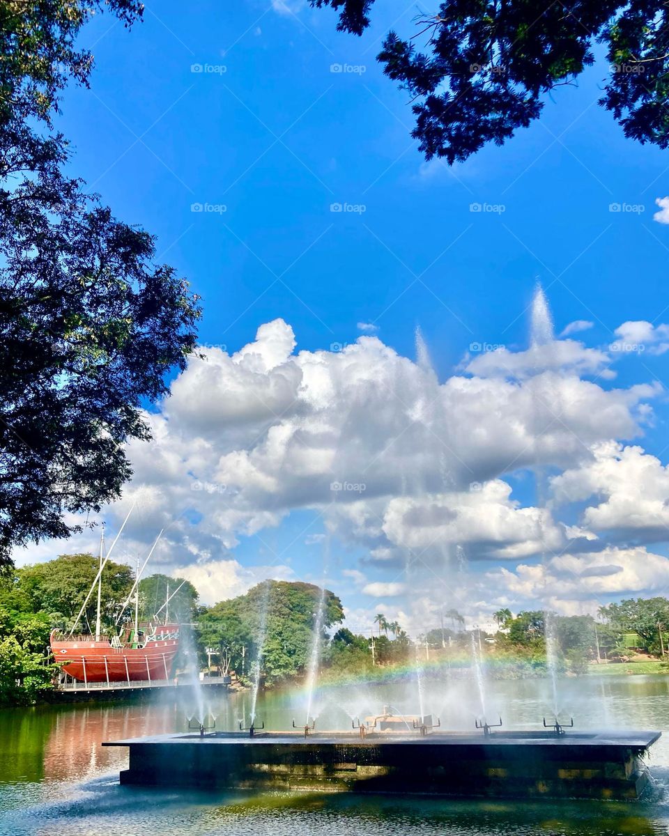 🇺🇸 Taquaral Park (city of Campinas, Brazil), 3 pm.  At the bottom of the Fonte Sonora, the Caravela Anunciação What an incredible view. / 🇧🇷 Parque do Taquaral (cidade de Campinas, Brasil), 15h. Ao fundo da Fonte Sonora, a Caravela Anunciação.