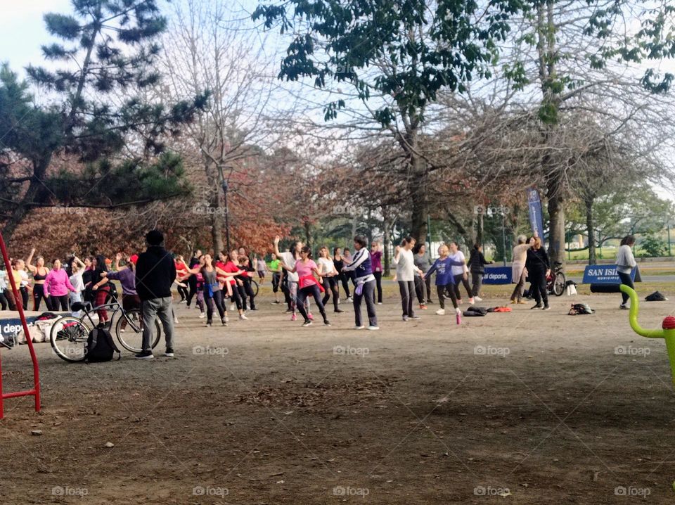 Crowd exercising / ejercicio al aire libre