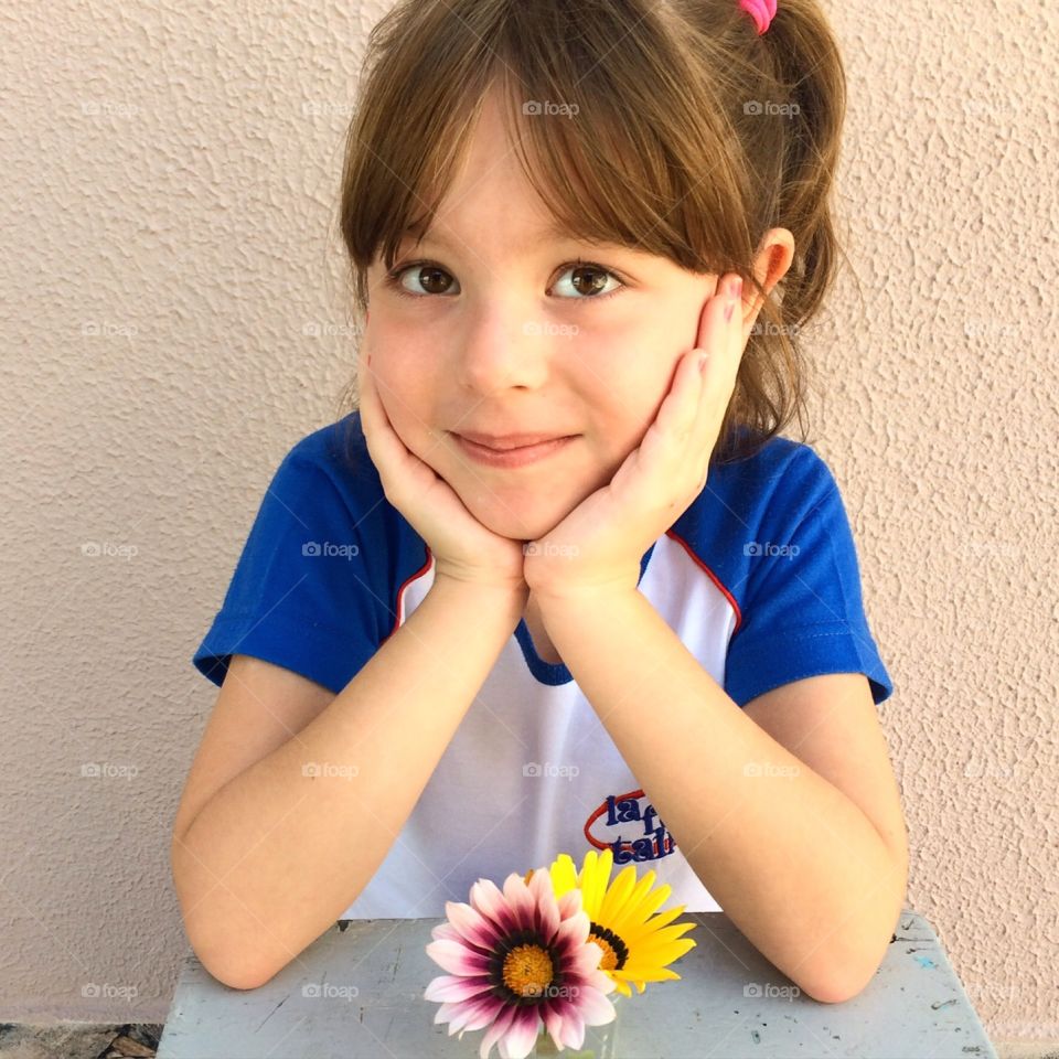 Minha princesinha Marina e seu doce olhar, ao lado das flores. Aliás, são elas, todas, flores...