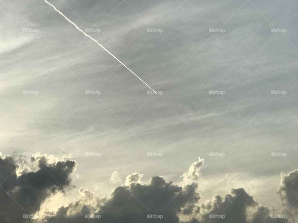 Single jet stream in evening sky 
