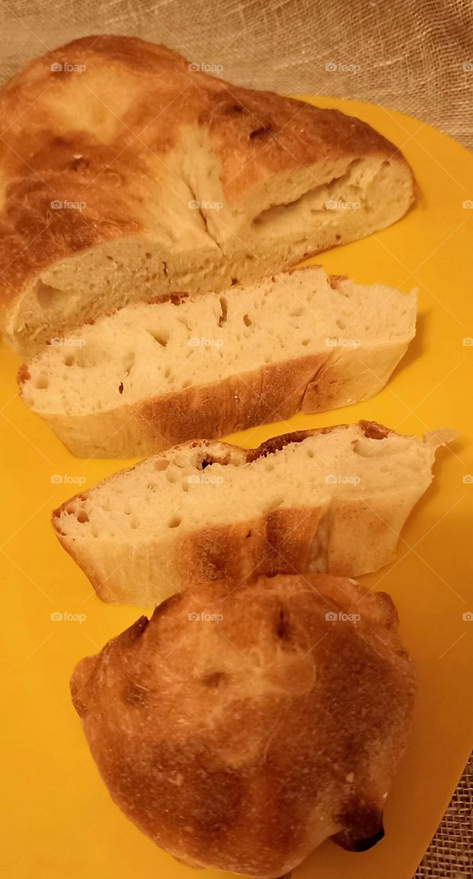 tasty bread 🍞🥪🍞 beautiful texture on a board