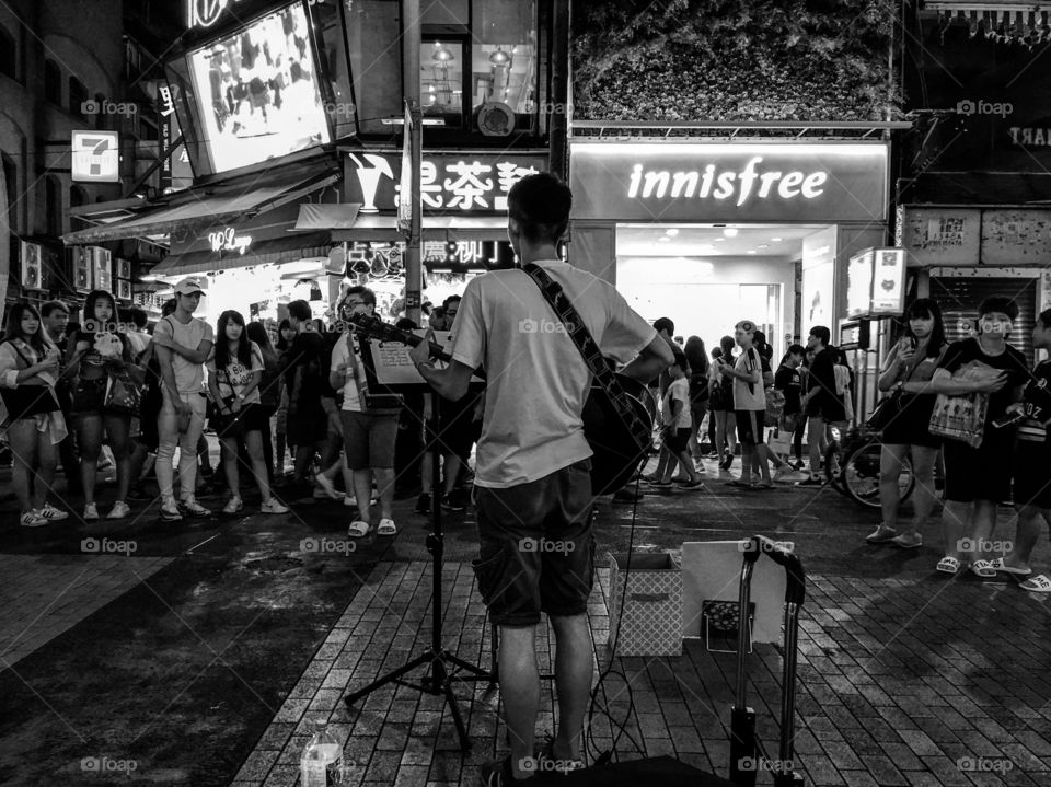 Enjoying the summer night with live street performance with fellow Taiwanese in Taipei.