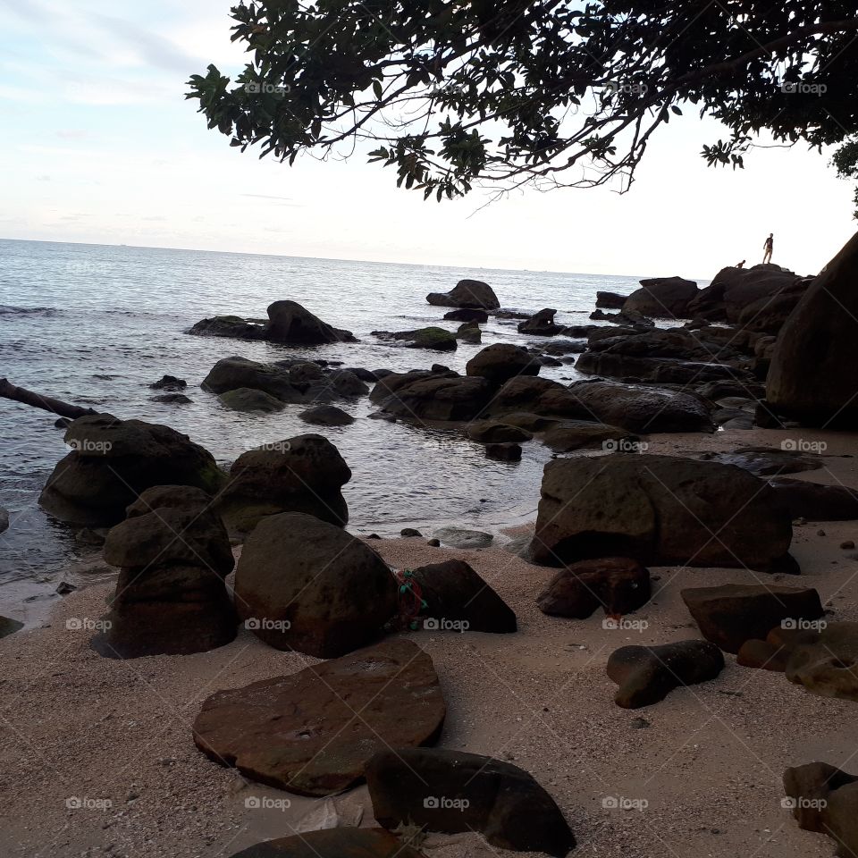 verlassener Strand mit Steinen