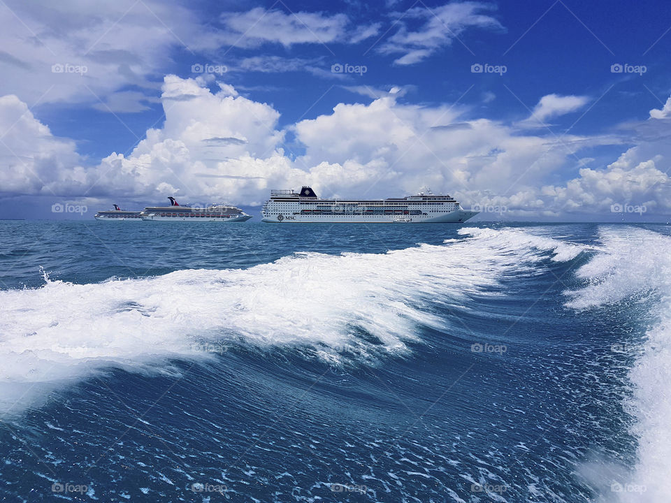 Paisaje de cruceros en alta mar con olas en un día nublado con un encanto especial