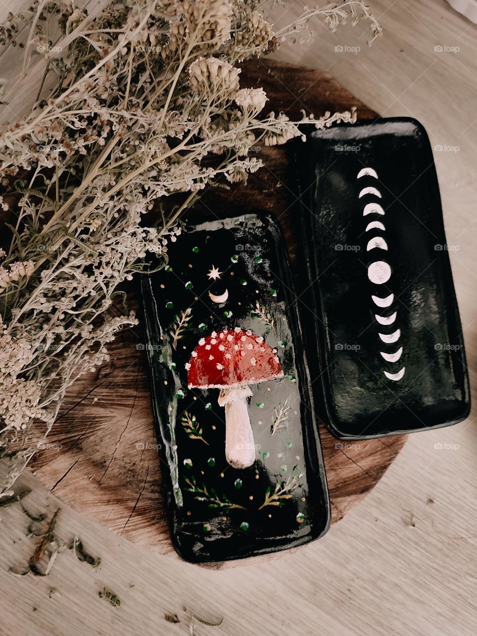 Clay aroma sticks stand with mushroom and moon phases pattern