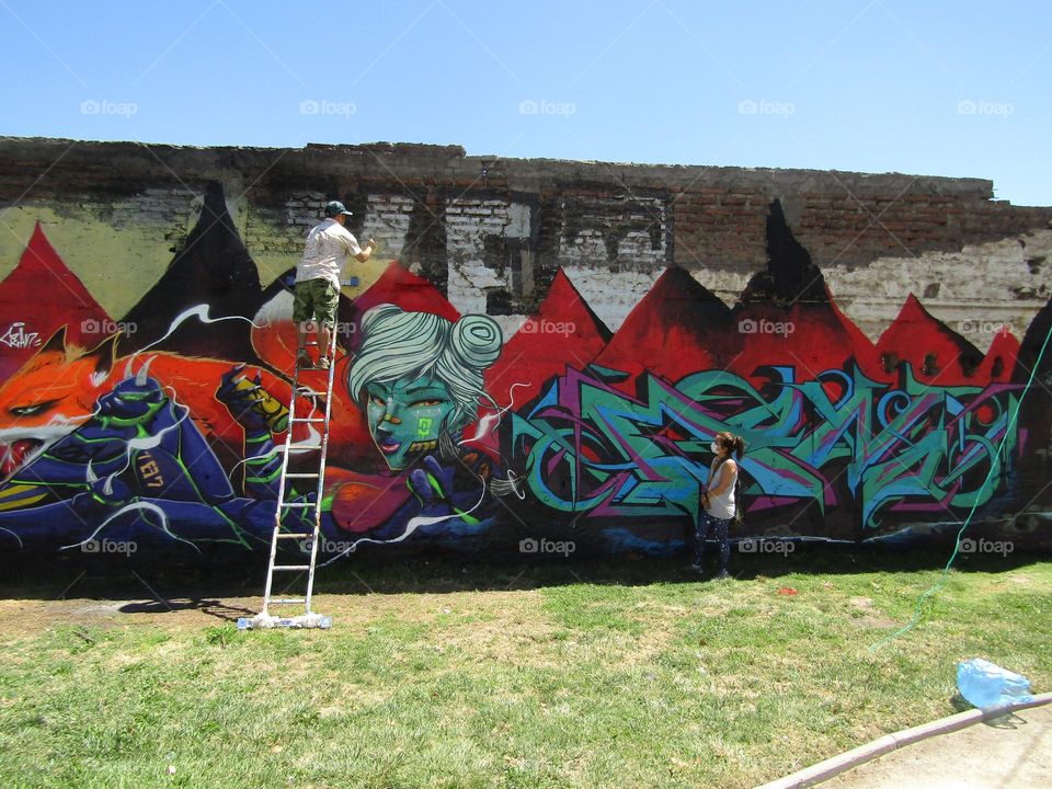 grafitero en plena obra de arte