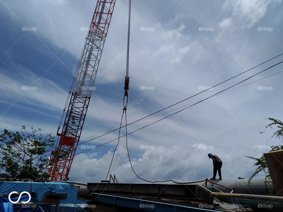 The field worker is checking the earth nail concrete before lifting it.