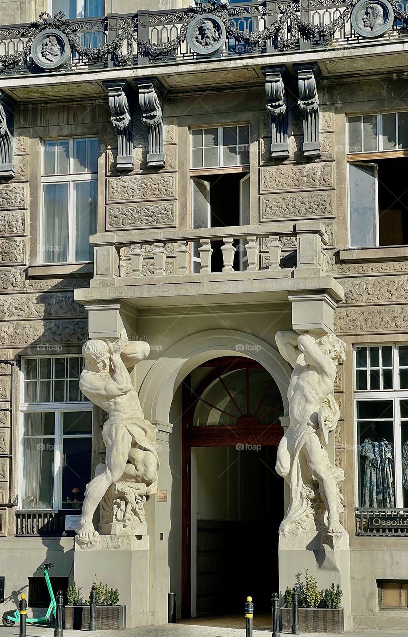 Скульптуры при входе в ресторан в Варшаве 