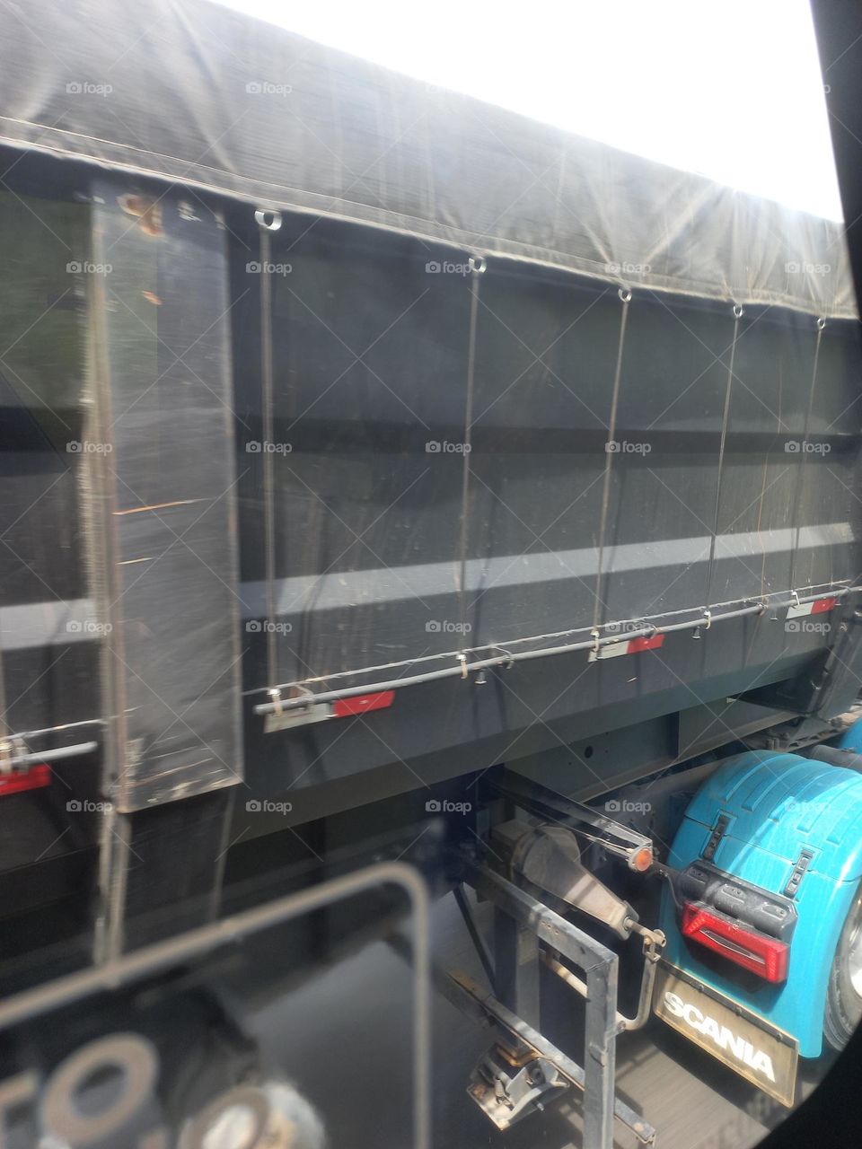 Lonas de  caminhões ou carretas é um tipo de lonas plástica, utilizada para cobrir cargas e protegê-las da chuva, do Dol e da sujeira durante o transporte.