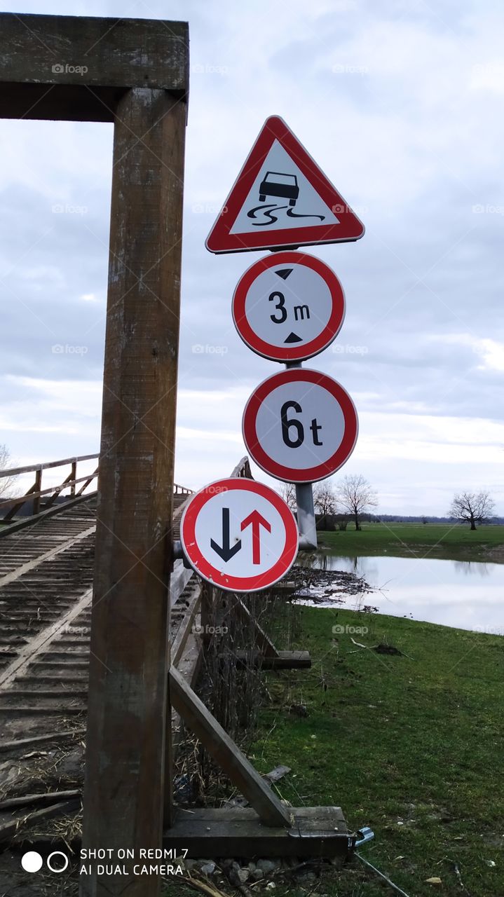 prometni znakovi u polju