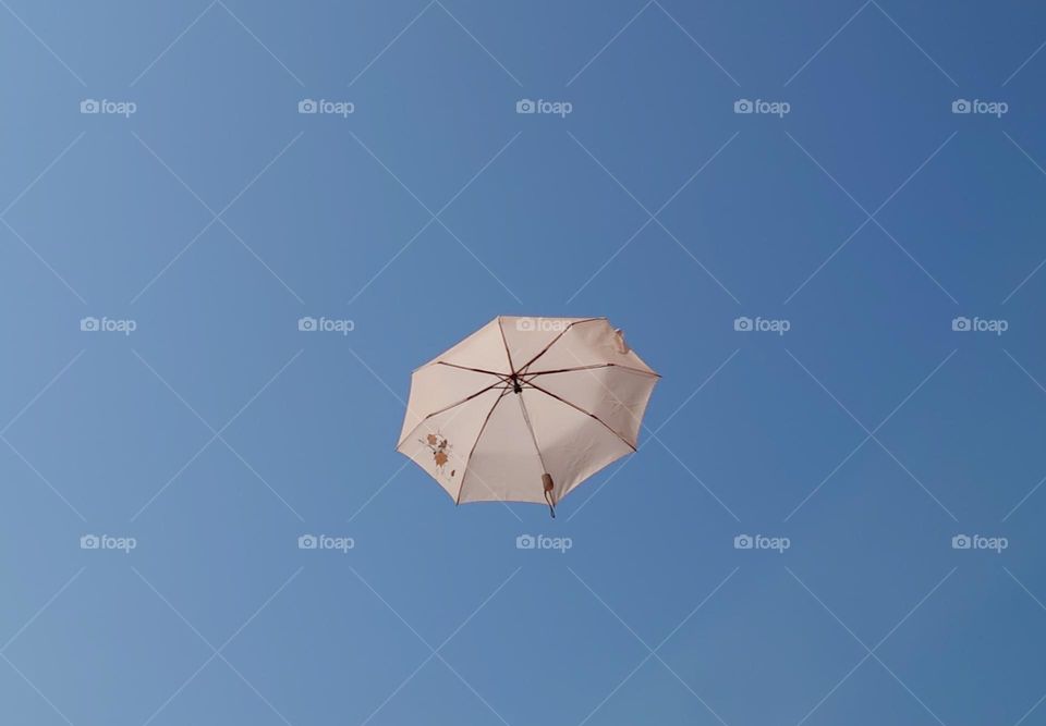 Bey, bye☂️ Umbrella flies into the sky ☂️ Windy☂️ Sky☂️