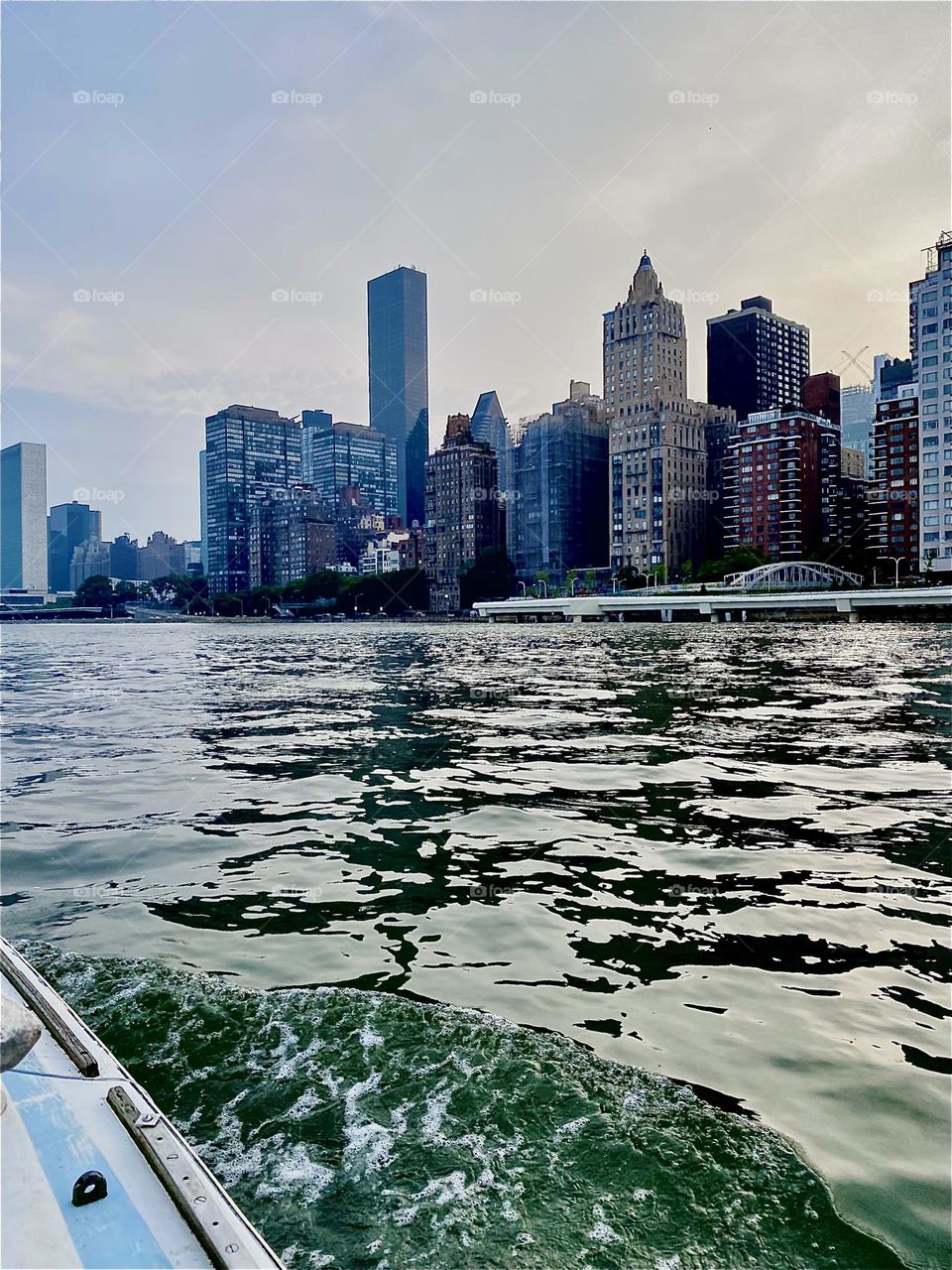 Cruising past the „Upper East Side“ of „Manhattan“ to bring our new sailboat home to „Newtown Creek“ by the „Pulaski Bridge“ we encountered quite a few noteworthy sites and the water of the „E River“ has a silvery sheen. 2023. Hypnotic Productions 