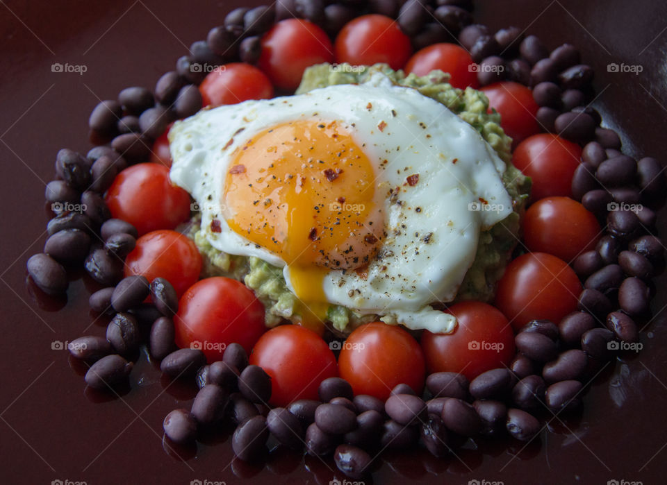 Egg with cherry tomatoes