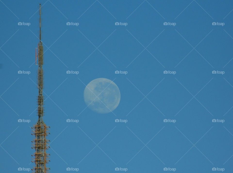 Lua e torre de TV