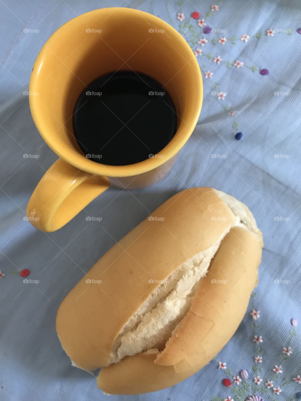 Café da manhã básico do brasileiro! Pão francês com manteiga e café!