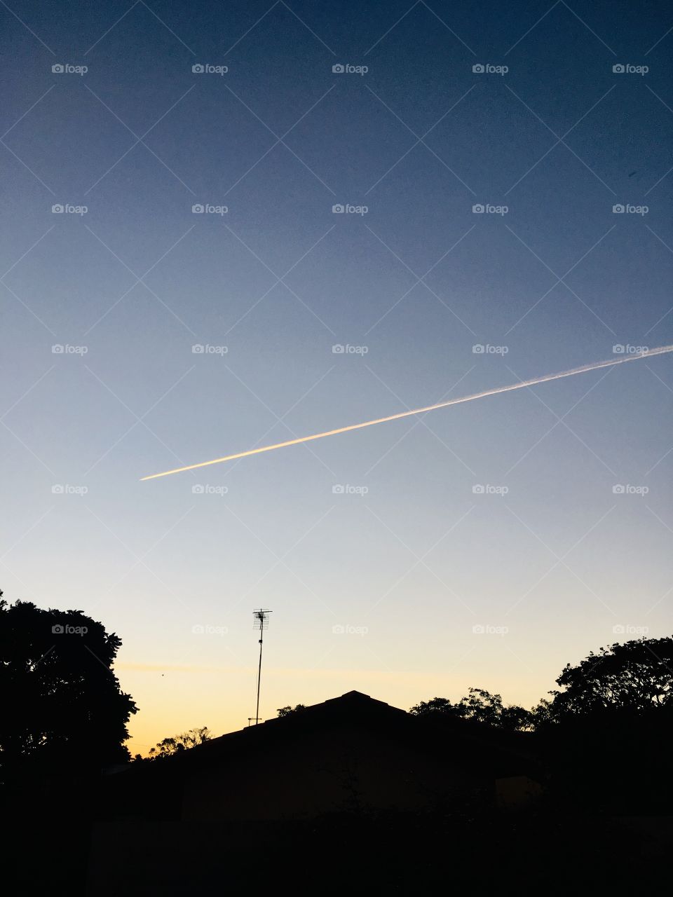 Uma foto icônica: o céu cortado pelo avião que deixou o seu rastro. Viva a natureza!